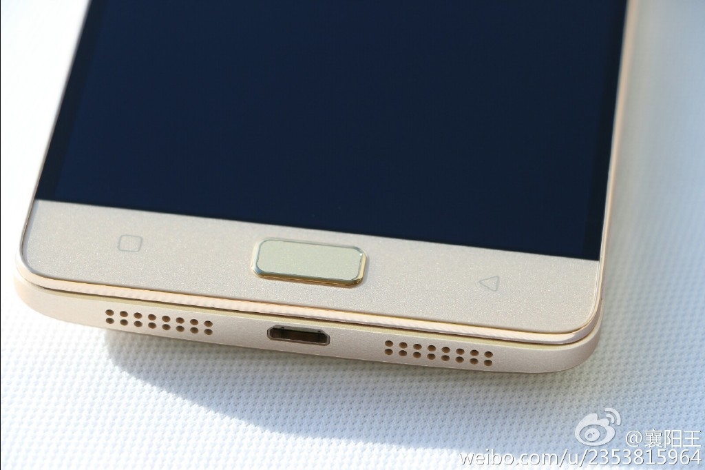 Lenovo Vibe P1 Pro charging port and speaker